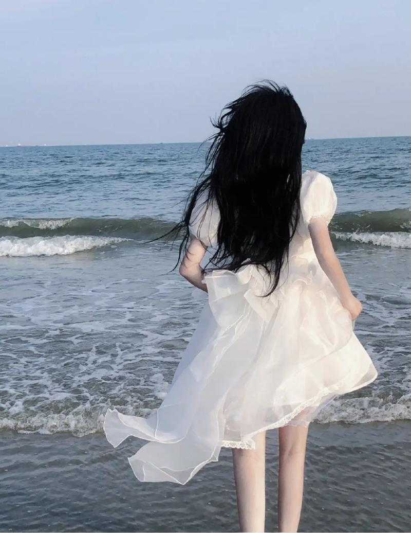 2025年治愈系头像设计指南 白色背影的三大情感密码