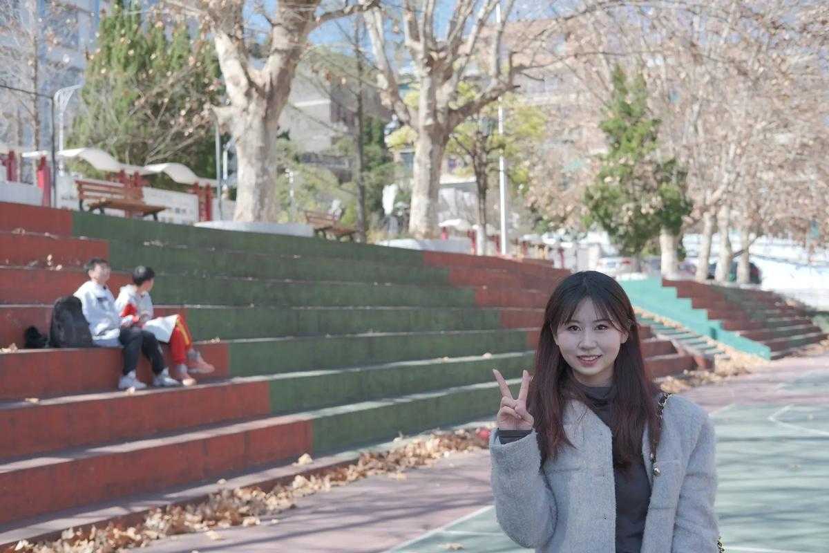 2025年清明前后 杭州电竞馆外的梧桐树刚抽新芽 两个穿校服